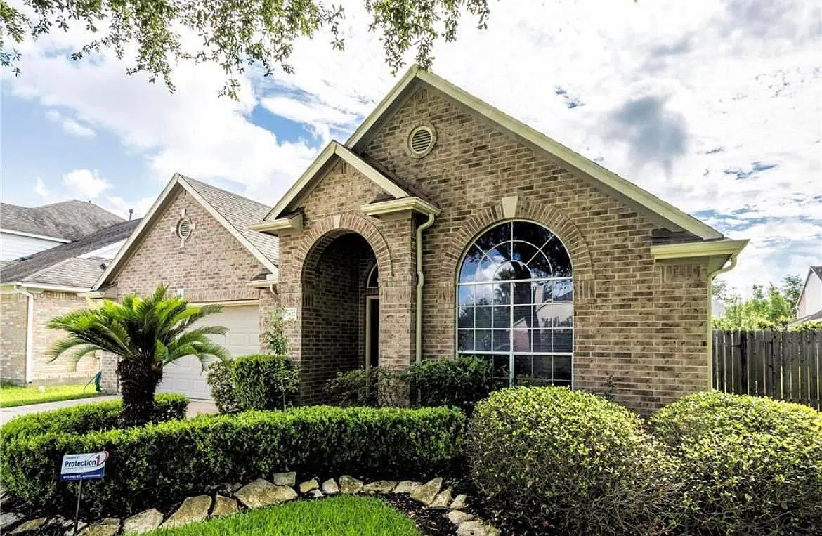 3827 Shady Breeze Dr — Photo 1
