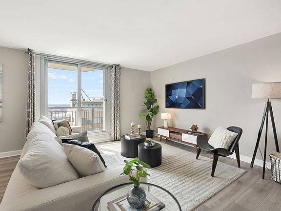 3rd image of 6007 N Sheridan Rd APT 22K