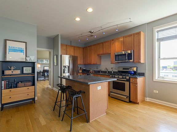 5th image of 2310 W Saint Paul Ave APT 604