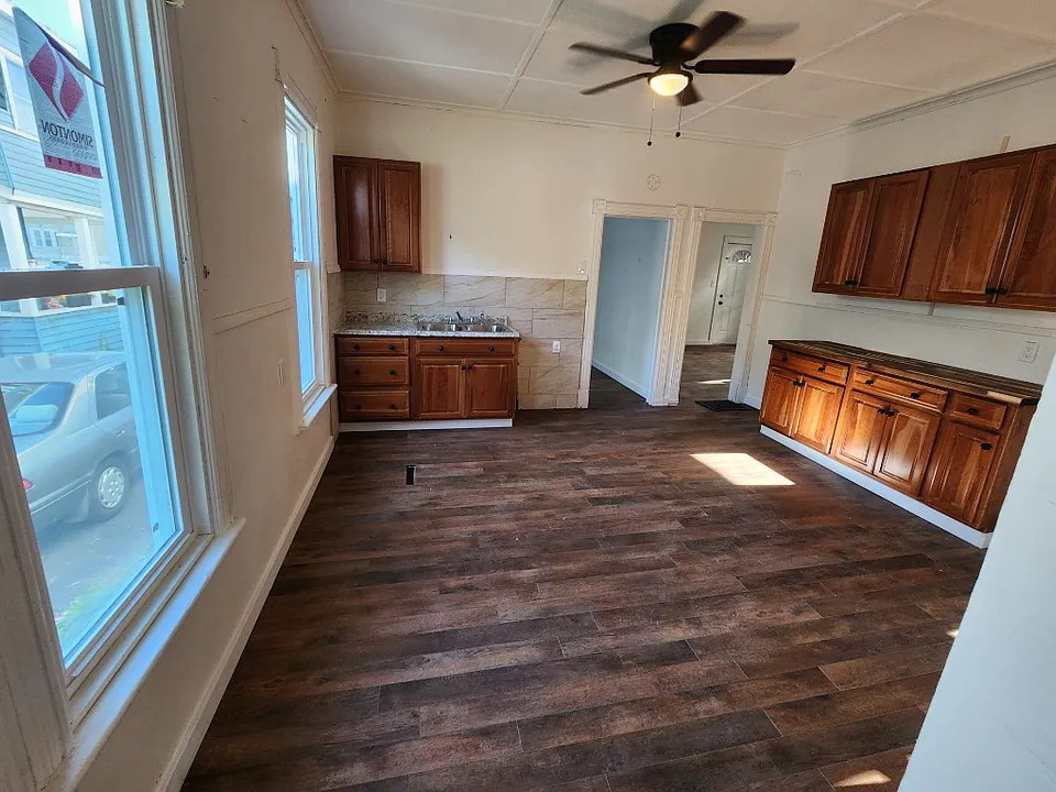8 Vrooman Ave #1