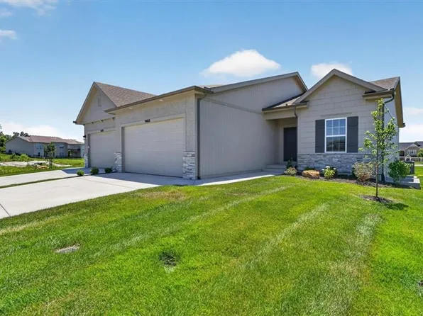 9468 Shady Bend Rd, Lenexa, KS 66227