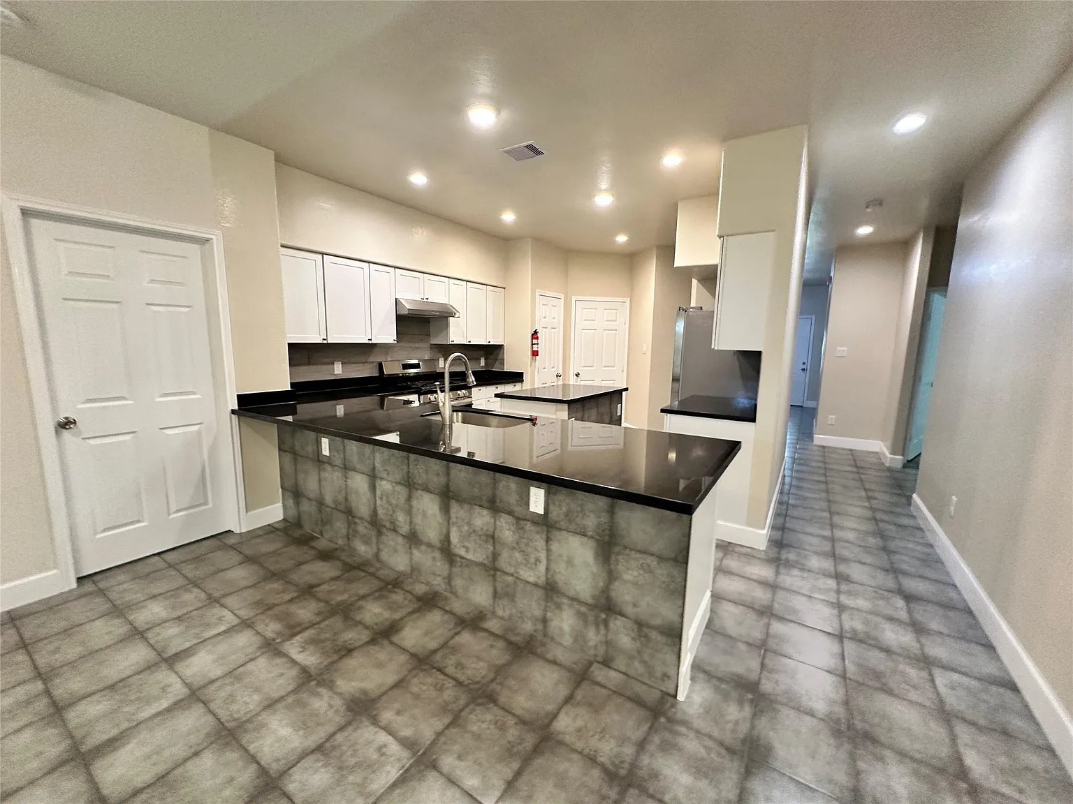 3 bed, 2.0 bath, 1870 sqft, $2,000 — Photo 4