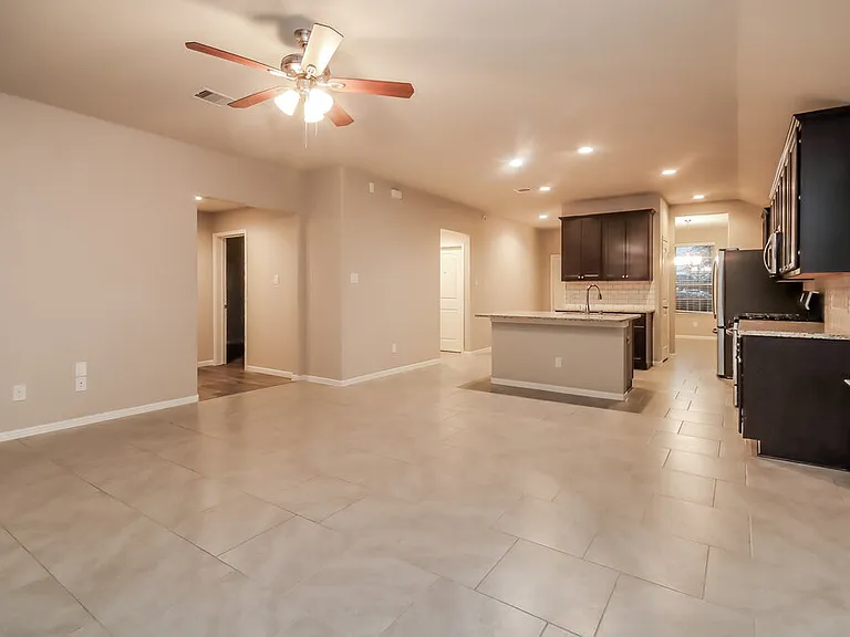 407 Ashley Falls Ln — Photo 4