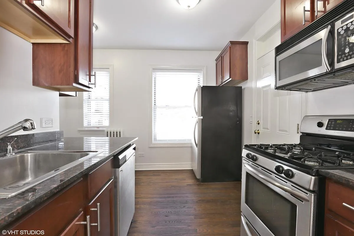 Building Photo - 2452 W Addison St #1A