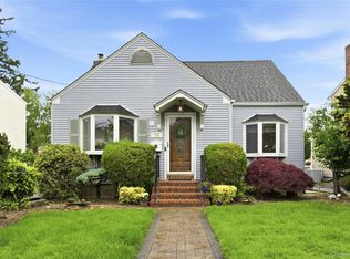 152 Collins Ave, Williston Park, NY 11596