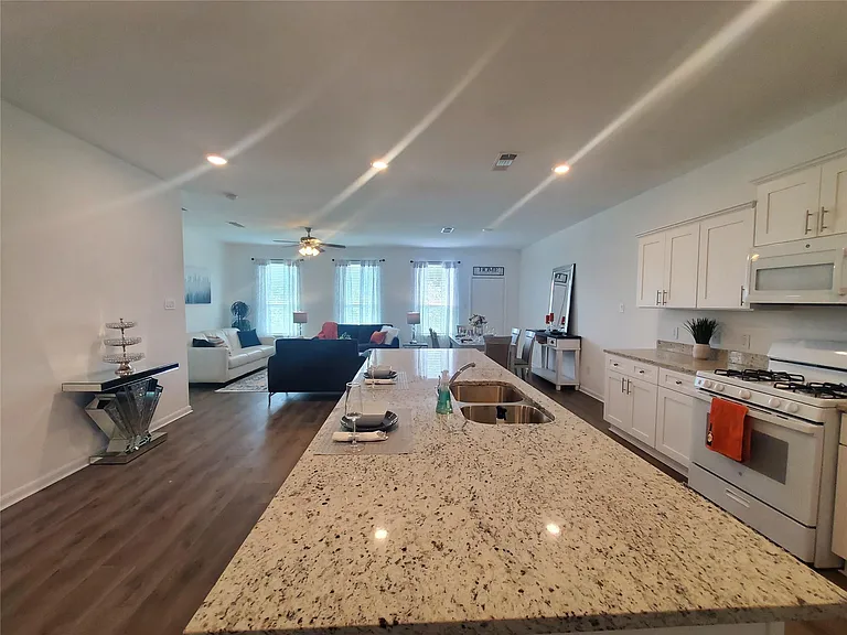 11218 Beverley Park St — Photo 12