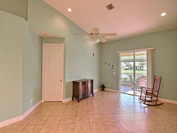 5th image of 6465 Oxford Cir