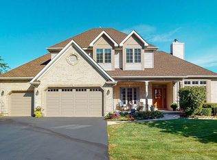 2 Green Hills Ct, Sugar Grove, IL 60554