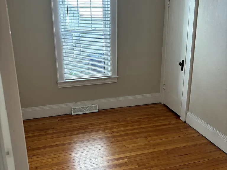405 Willis Ave — Photo 9