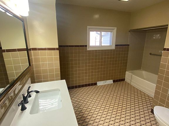 5th image of 2701 Leroy Ave