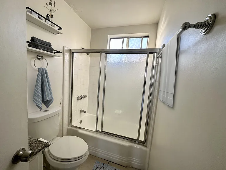 Shower (virtually staged)