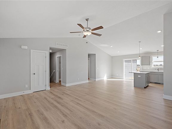 3rd image of 503 NE Vista Ln