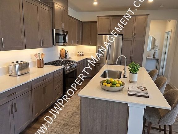 4th image of 1724 N Big Star Ave