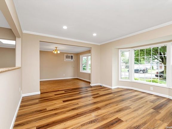 5th image of 112 Arlyn Dr W