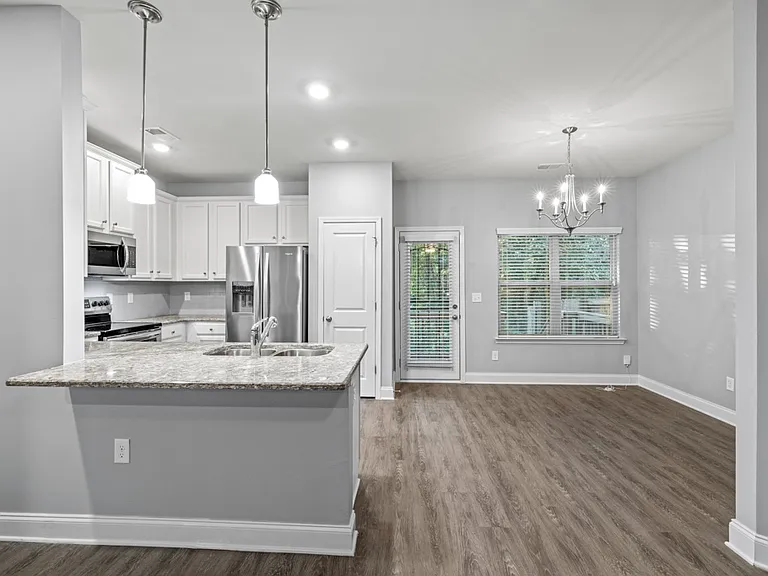 2570 Castellan Dr — Photo 11