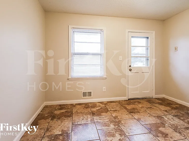 2508 NW 5th St — Photo 4