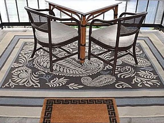 Dining area on lanai