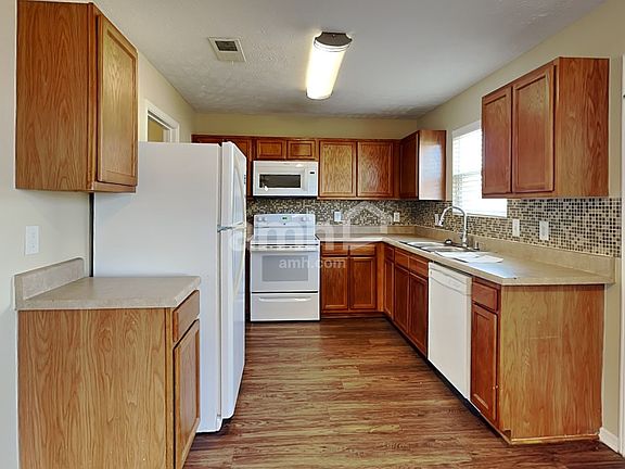 3rd image of 1327 Bundy Dr