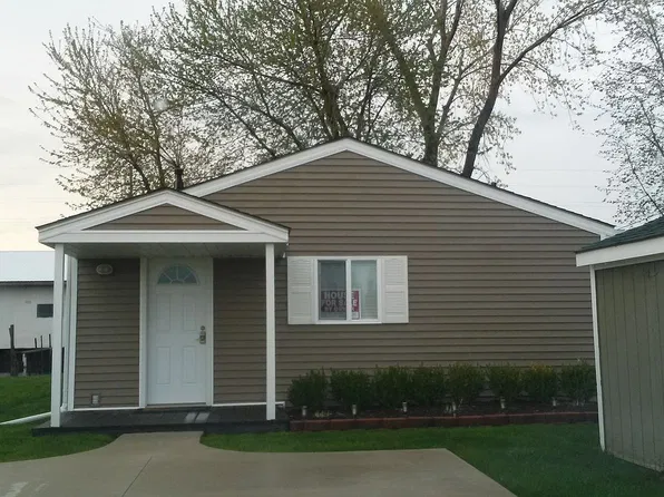 9821 Saint John Dr, Algonac, MI 48001