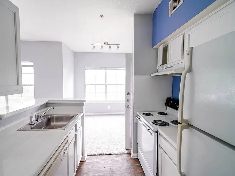 SoCo Park Apartments — Photo 13
