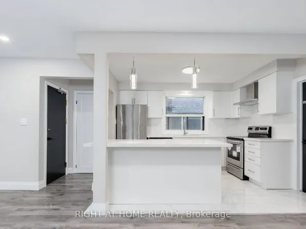31 Wesley St #3, Toronto, ON M8Y 2W5