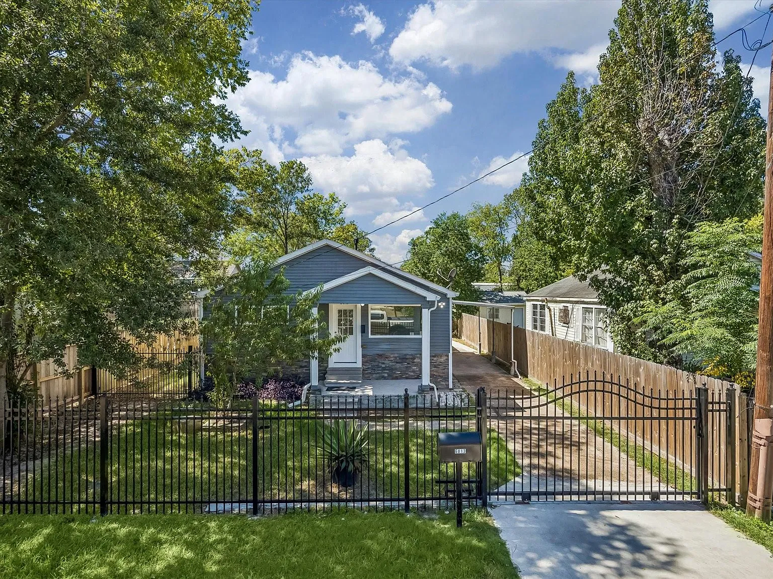 3 bed, 1.0 bath, 1128 sqft, $1,800 — Photo 1
