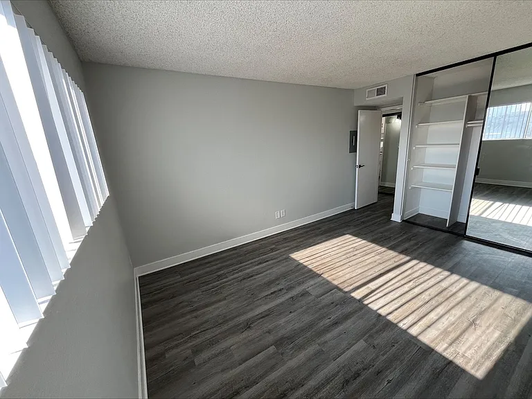 245 South Serrano Ave — Photo 24