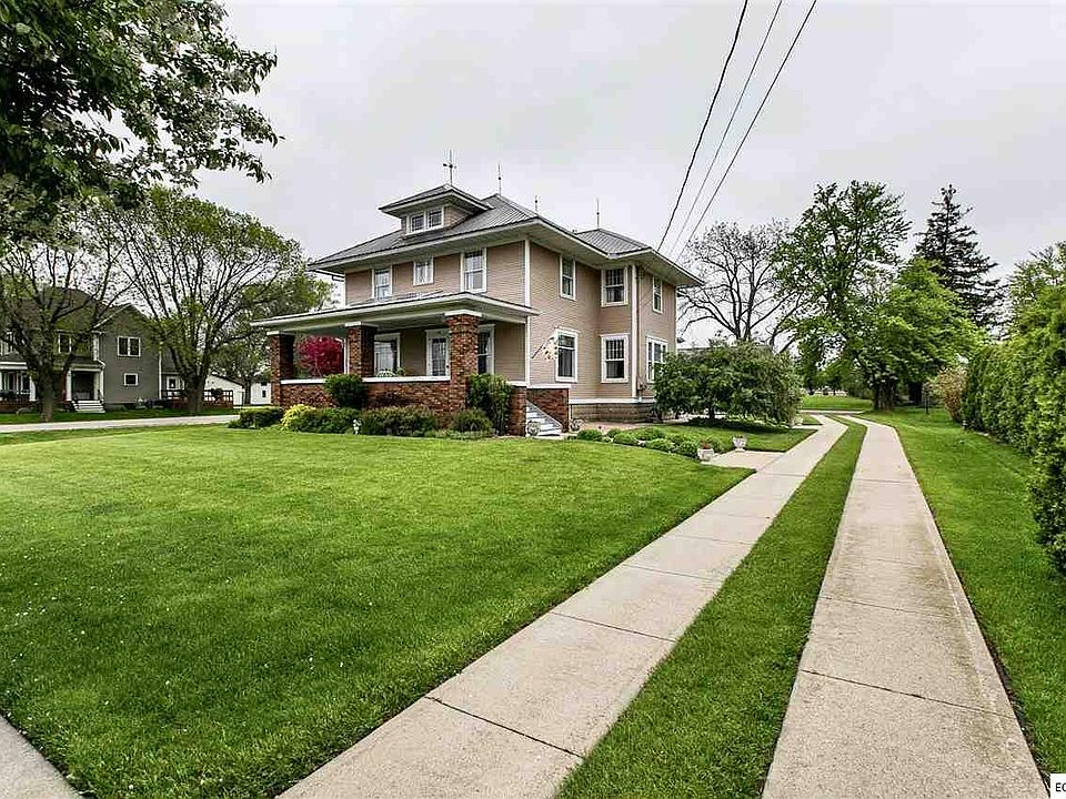 1st image of 814 1st Ave W