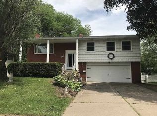 2853 Forest Rd, Davenport, IA 52803