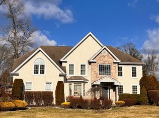 3950 Pond View Ln, Huntingdon Valley, PA 19006