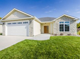 306 Simmer Dr, Wamego, KS 66547