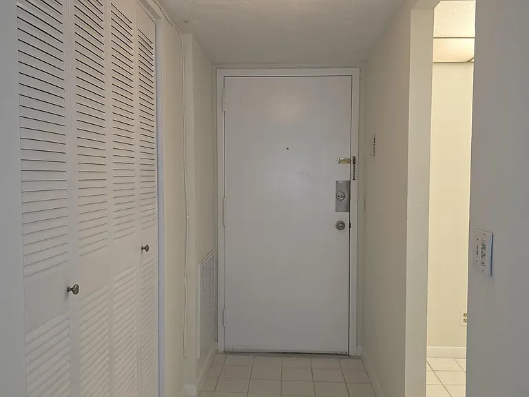 470 Executive Center Dr #2K — Photo 4