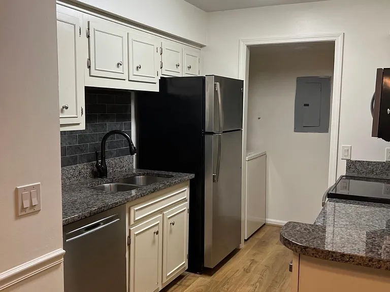 2905 Burch Ave #7 — Photo 18
