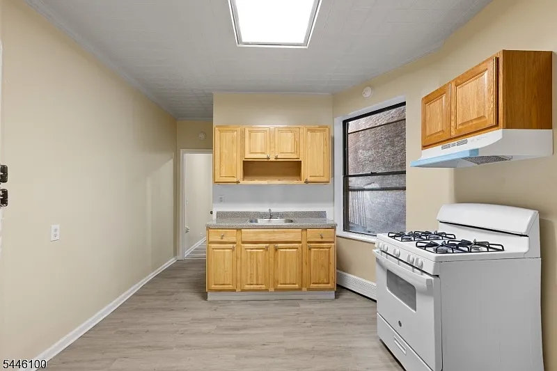 1 bed, 1.0 bath, 374 sqft, $1,550 — Photo 2