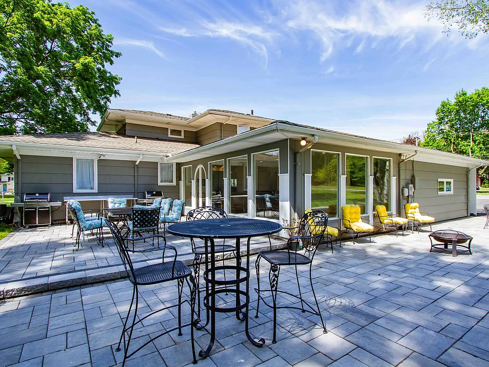 1 Creekside Ln