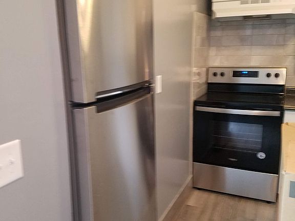2nd image of 400 E 19th St #B4