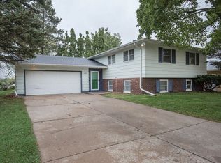 1344 Northlawn Rd, Davenport, IA 52804