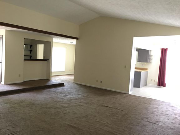 Greatroom w/Vaulted Ceiling