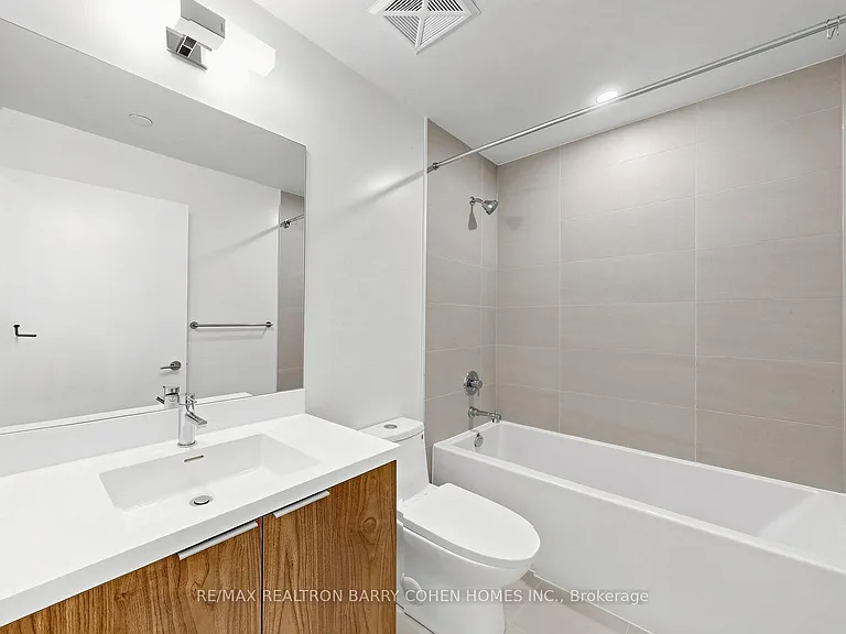 400 King St W #823 — Photo 33