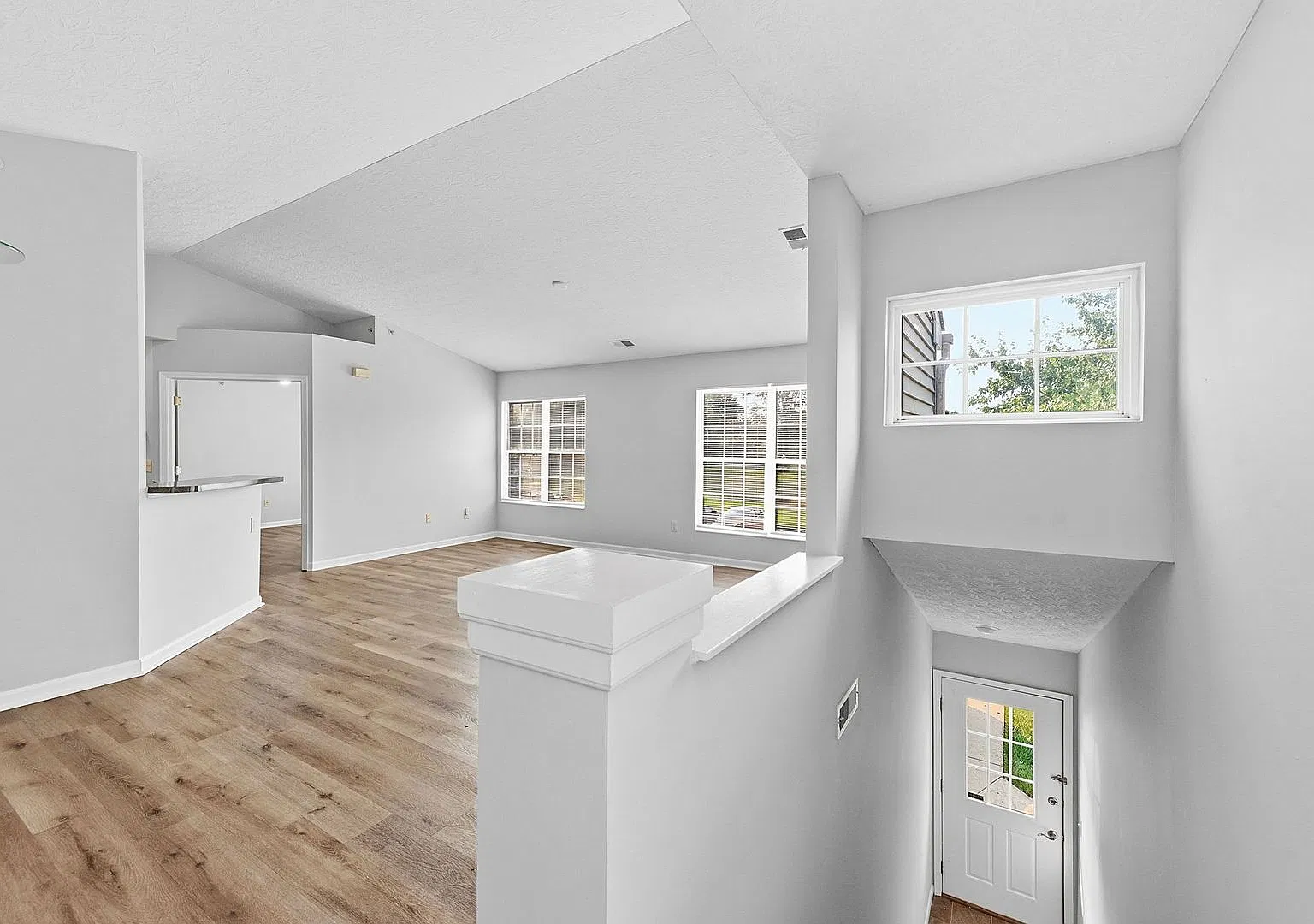 Maineville - Open Concept 2 Bed 2 Bath Condo — Photo 4