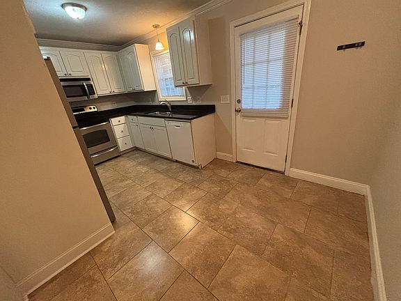 3rd image of 3913 Overbrook Dr #2D