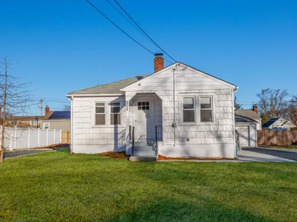 824 7th St, West Babylon, NY 11704