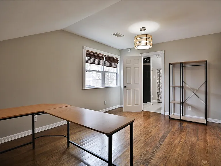 423 W 32nd St — Photo 43