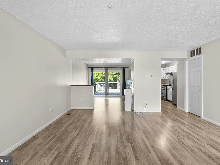 1043 Debbie Ave — Photo 3