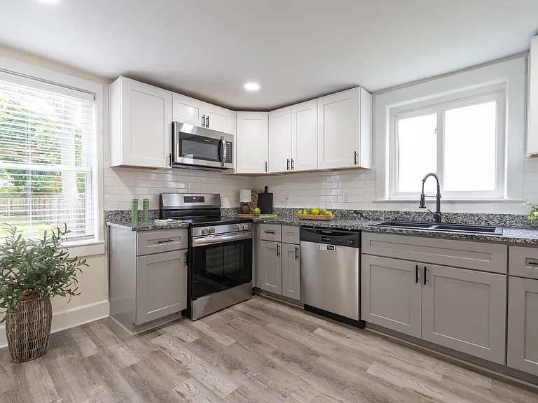 1114 Hoover Ave — Photo 4