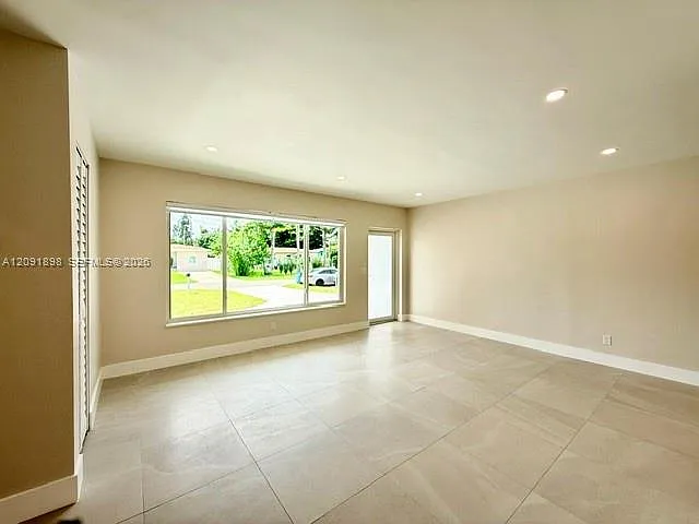 Biscayne Court — Photo 3