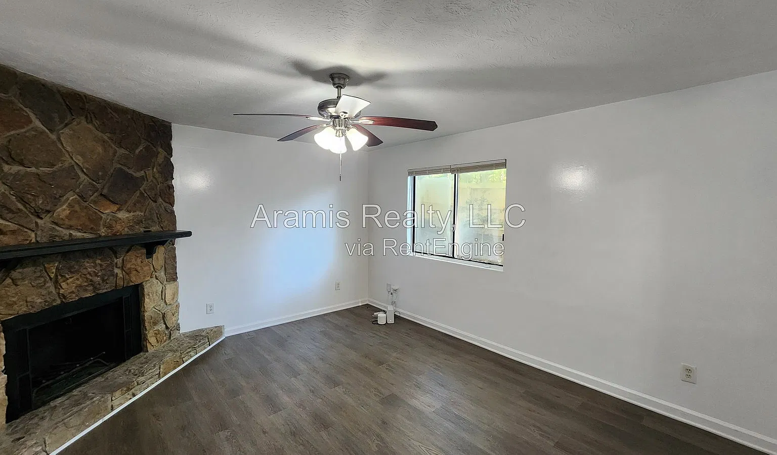 3 bed, 2.0 bath, 1844 sqft, $2,100 — Photo 2