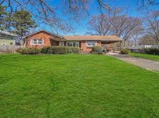 75 Oaklawn Ave, Farmingville, NY 11738