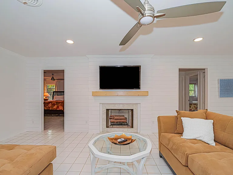 1425 Treasure Cove Ln — Photo 10