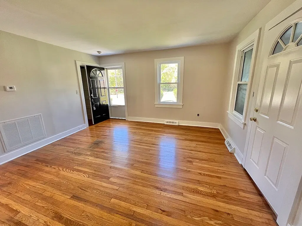 4 bed, 1.0 bath, $1,450 — Photo 2